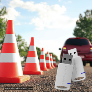 Ordu’da sürücü kursu eğitim aracı – SÜRÜCÜ ADAYI tabelalı beyaz araç